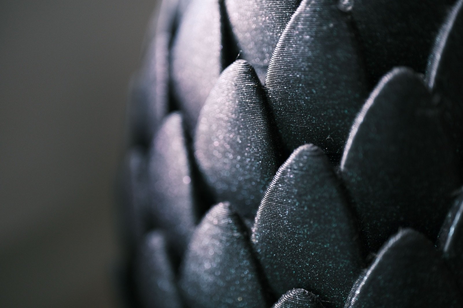 Detalle macro de la textura y el acabado superficial de una pieza impresa en 3D